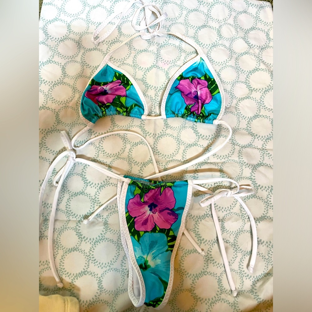 Sundia swim size small never worn once super cute!